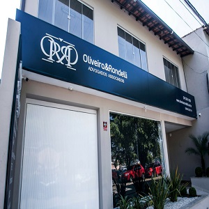 Os vidros espelhados dão um ar moderno ao escritório de dois andares localizado em Angra dos Reis/RJ.